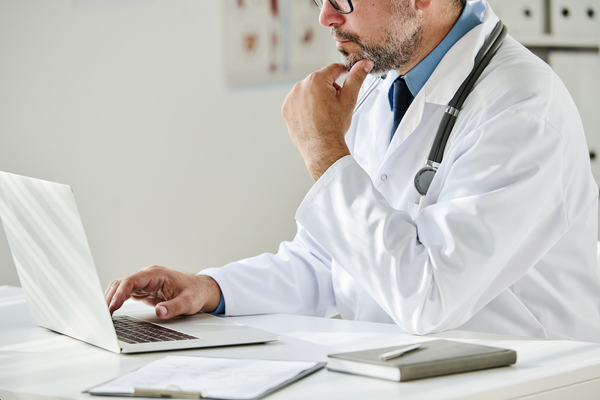 Un vrai clinicien examine votre dossier